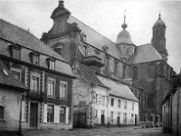 In het midden de witgekalkte enkelhuisjes aansluitend bij het overblijvende deel van de vroegere monumentale abdijpoort (ca. 1960)