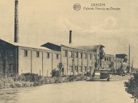 Vrachtschip wordt gelost aan de Nervia fabriek te Okegem (ca. 1930)